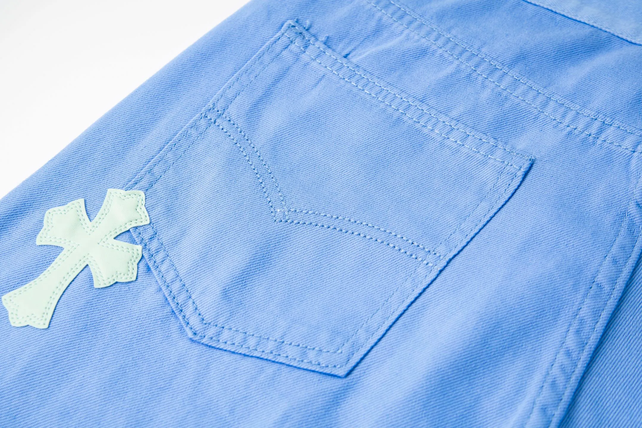 P270 CHROME HEARTS 25ss dopamine light blue cross patch leather washed jeans - Full of exploring the ultimate in fashion, Chrome Hearts' new Chrome Hearts pants not only present a unique style, the fresh ice blue color looks particularly youthful and energetic. The mid-high waist design is paired with a lazy and casual style, which not only shows long legs but also maintains a casual feel. It is a must-have fashion choice for trendy men and trendy women. Style number: 1752# Color: Dopamine light blue Size: 28 30 32 34